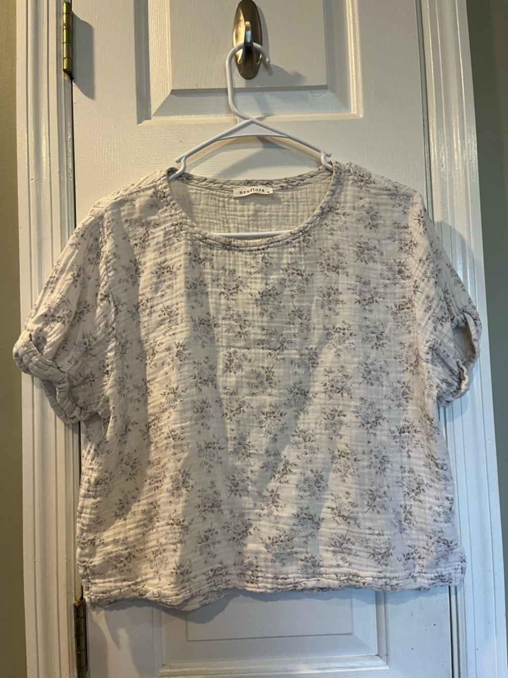 Sea Breeze Relaxed Short-Sleeve Top in Light Gray Floral -